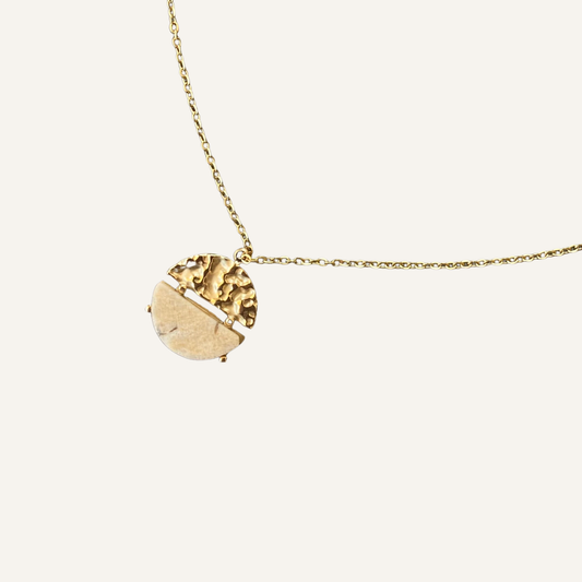 CHICA GAÜCHA - Collier NOA - Pendentif rond bi-matière en métal texturé & pierre naturelle de jaspe beige