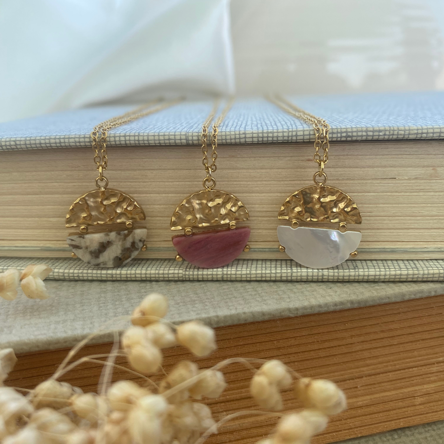 CHICA GAÜCHA - Collier NOA - Pendentif rond bi-matière en métal texturé & pierre naturelle de jaspe beige