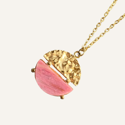 CHICA GAÜCHA - Collier NOA - Pendentif rond bi-matière en métal texturé & pierre naturelle de rhodonite