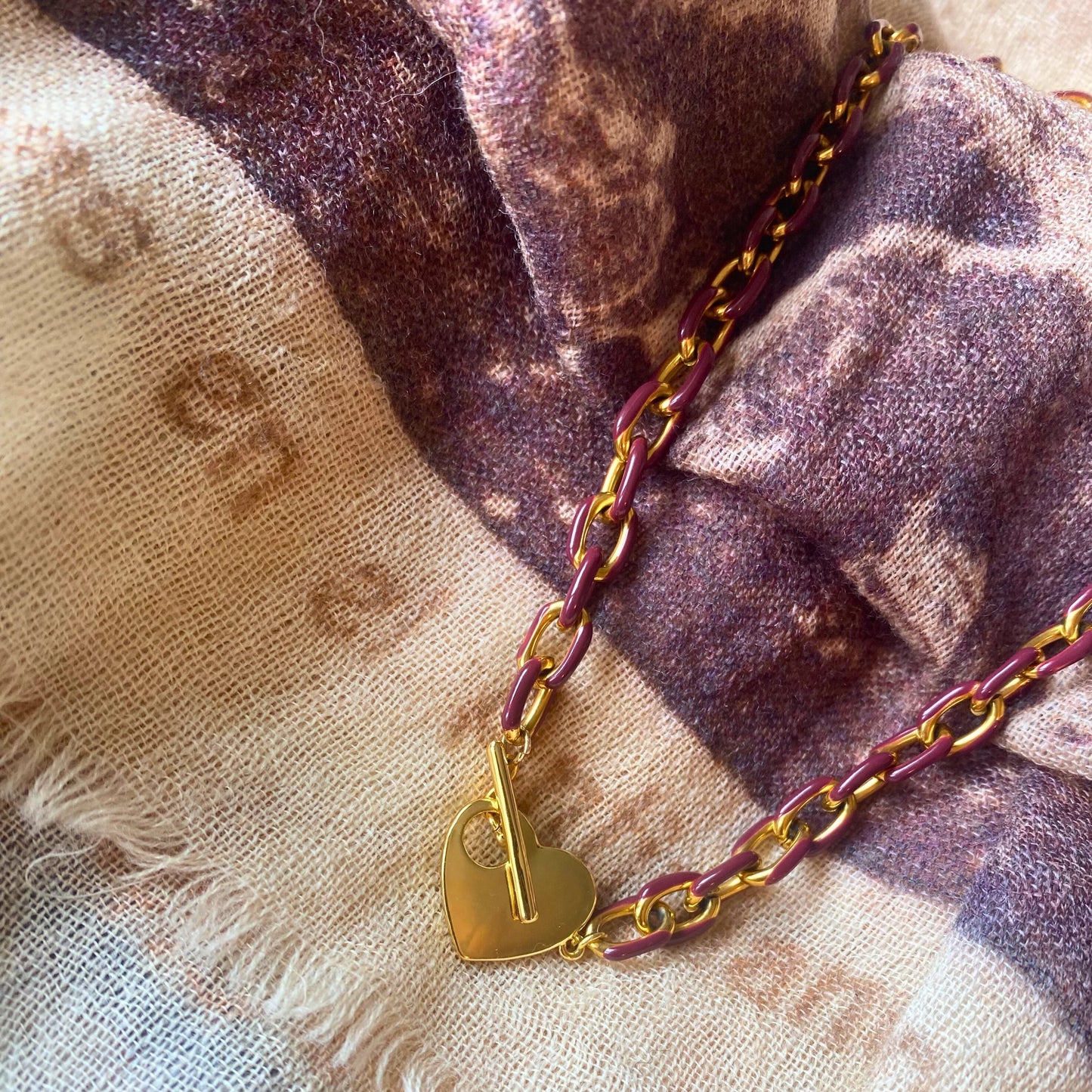 Chica gaÜcha -collier SAYEN - maillons prune émaillés & fermoir toggle coeur doré