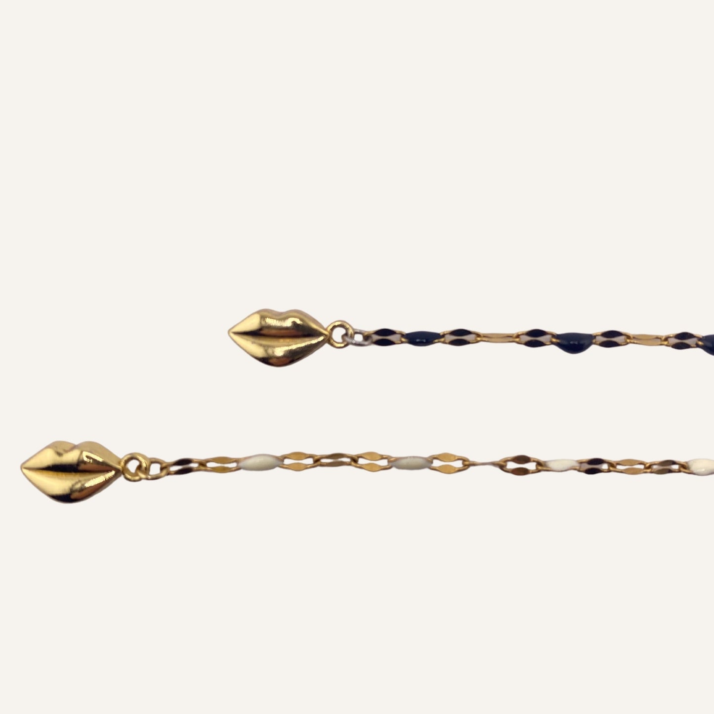 Chica gaÜcha-collier BESITO- chaine en acier inoxydable émaillé beige & fermoir aimanté lèvre dorée