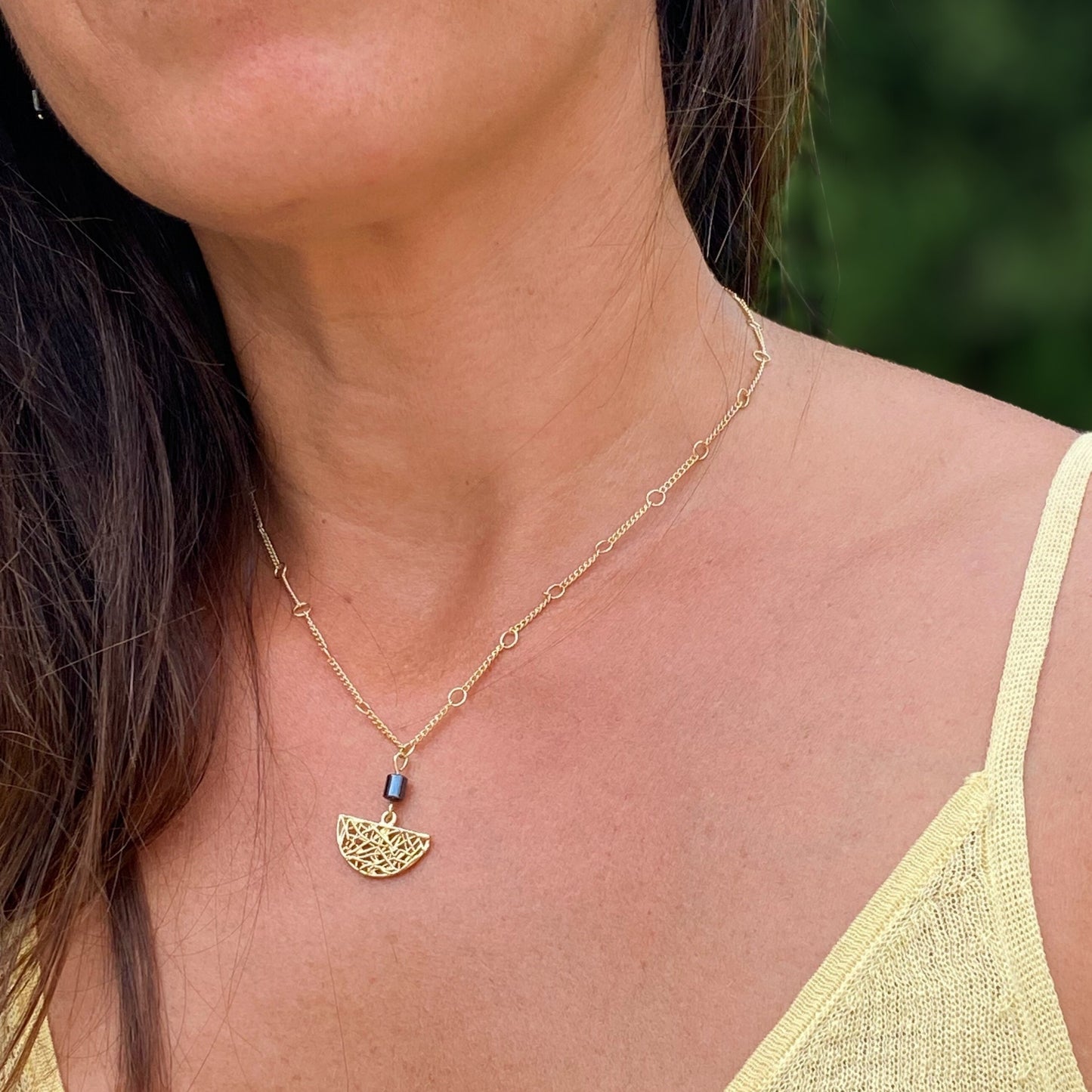 Chica gaÜcha-collier NOCTURNA - pendentif demi-lune ajouré avec hématite & acier inoxydable - Création artisanale signée CHICA GAÜCHA