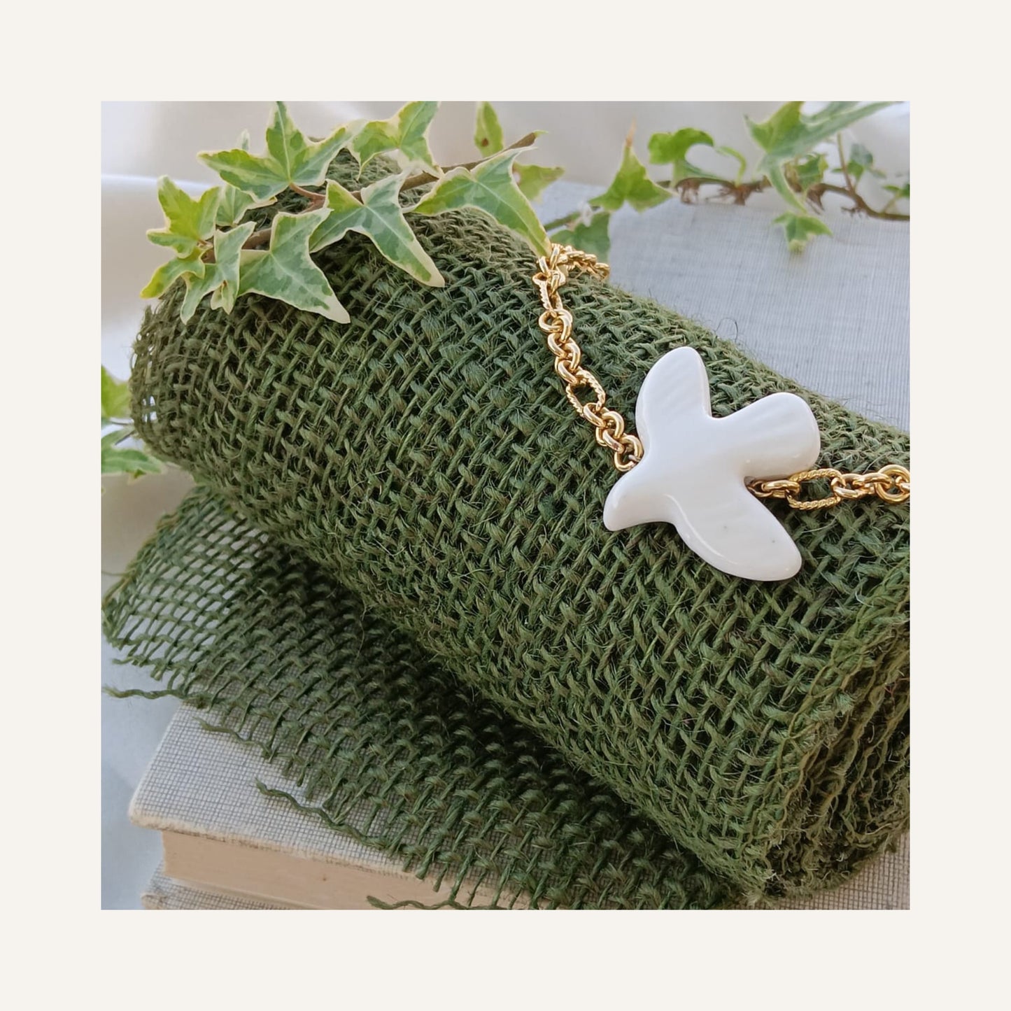 collier PALOMA - colombe en céramique blanche & chaine dorée à l'or fin 18K - création artisanale signée chica gaücha