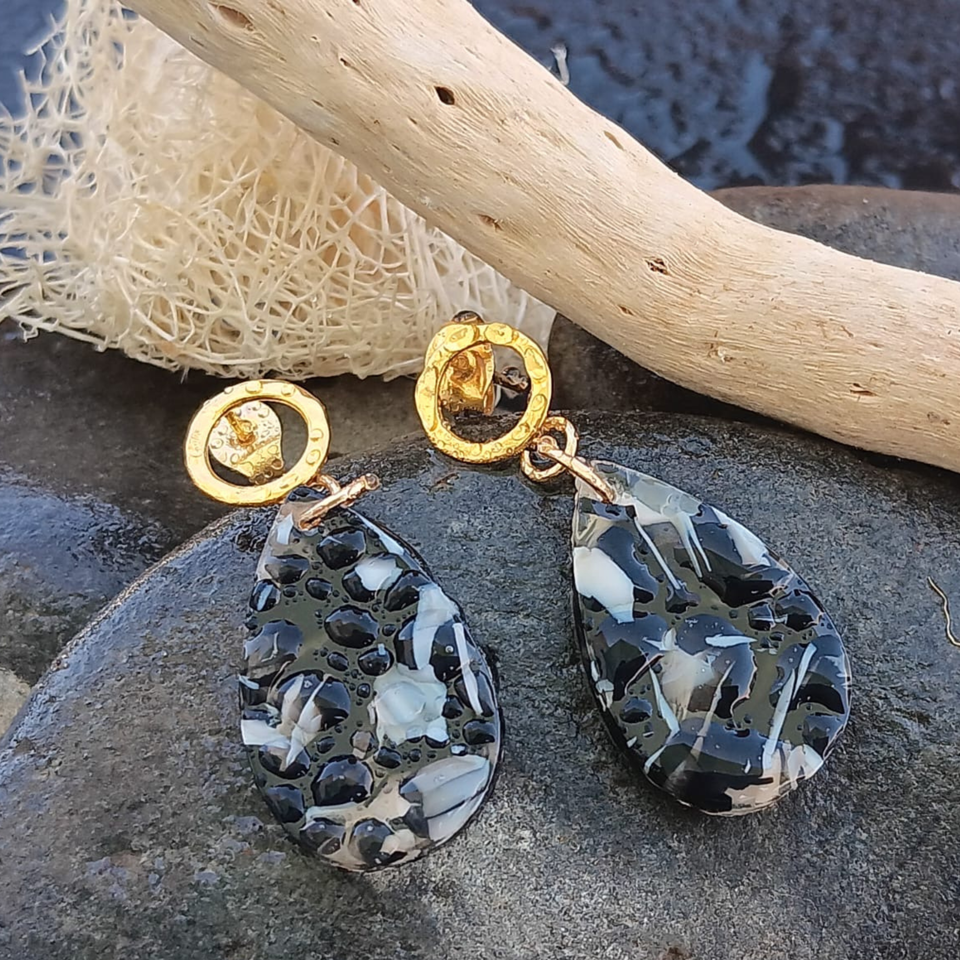 CHICA GAUCHA - boucles d'oreilles CARAMELO noir - Goutte d'acétate & anneau doré