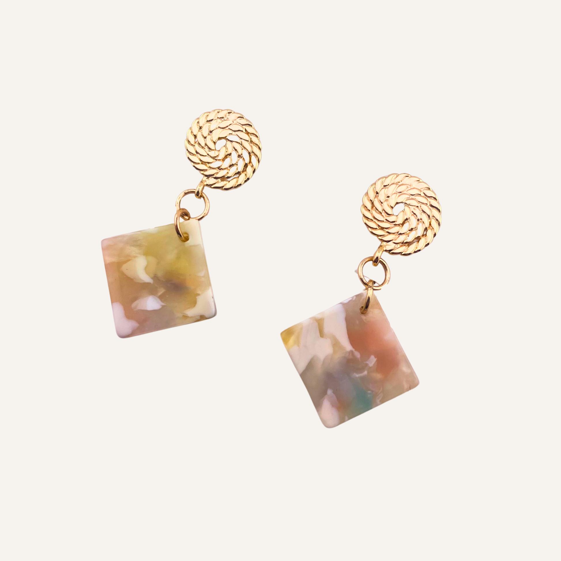 Chica GaÜcha -boucles d'oreilles AQUARELLE - carré d'acétate crème marbré & clou d'oreille tressé