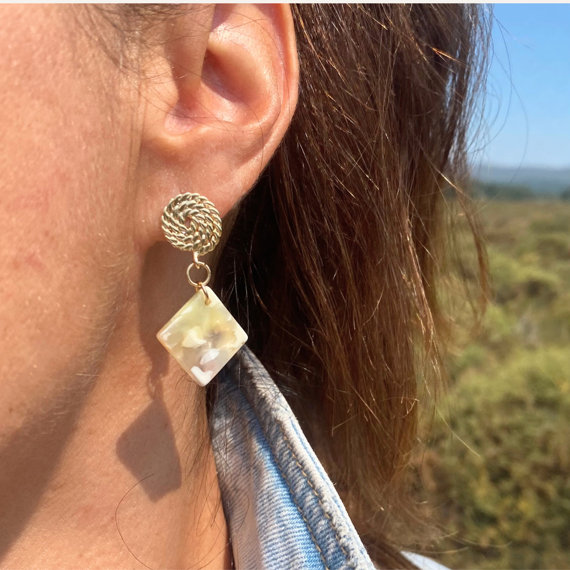Chica GaÜcha -boucles d'oreilles AQUARELLE - carré d'acétate crème marbré & clou d'oreille tressé