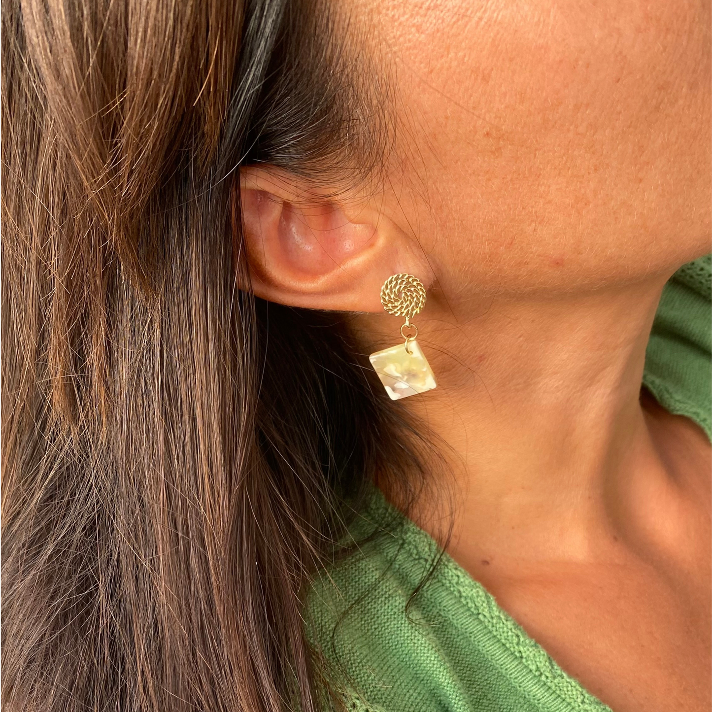 Chica GaÜcha -boucles d'oreilles AQUARELLE - carré d'acétate crème marbré & clou d'oreille tressé
