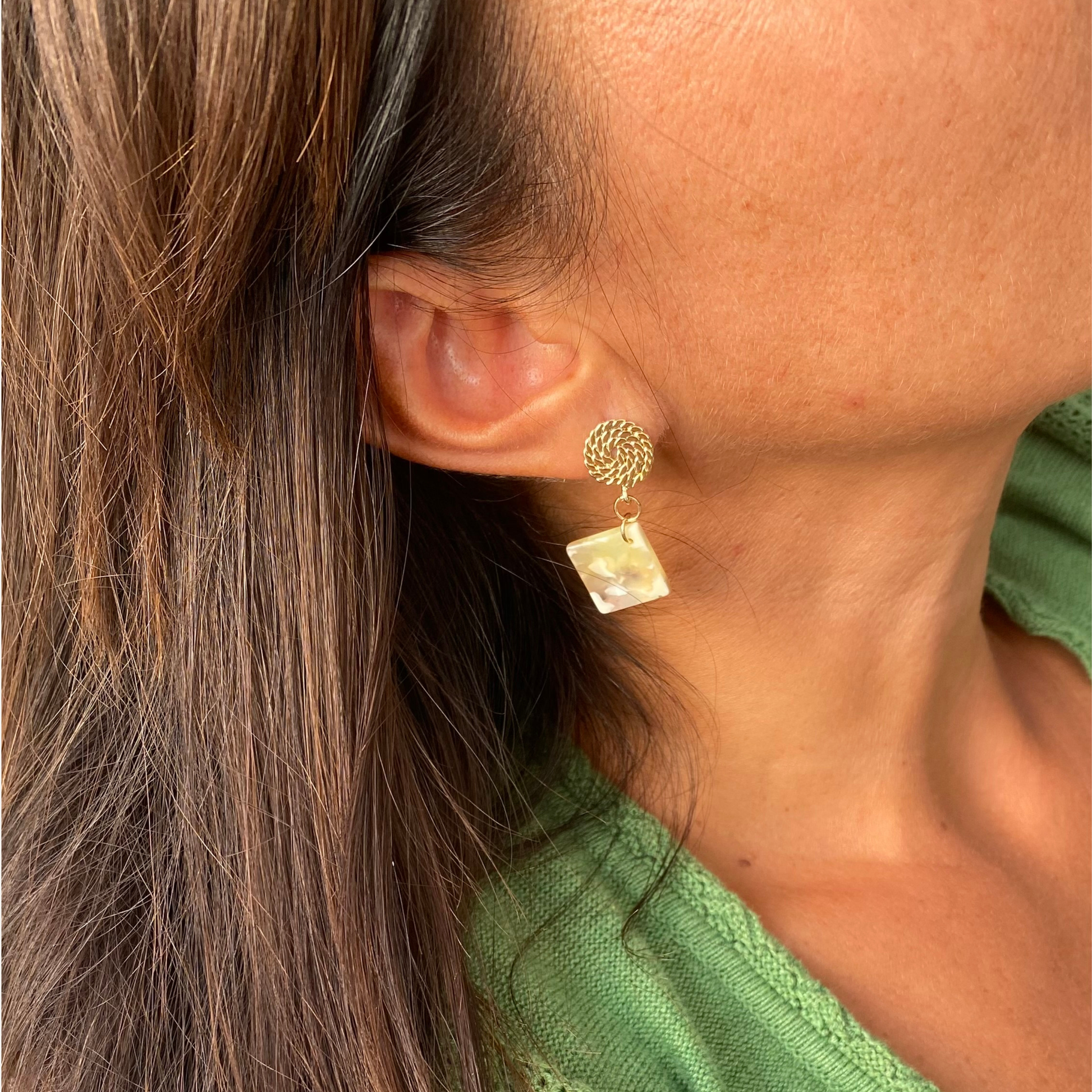 Chica GaÜcha -boucles d'oreilles AQUARELLE - carré d'acétate crème marbré & clou d'oreille tressé