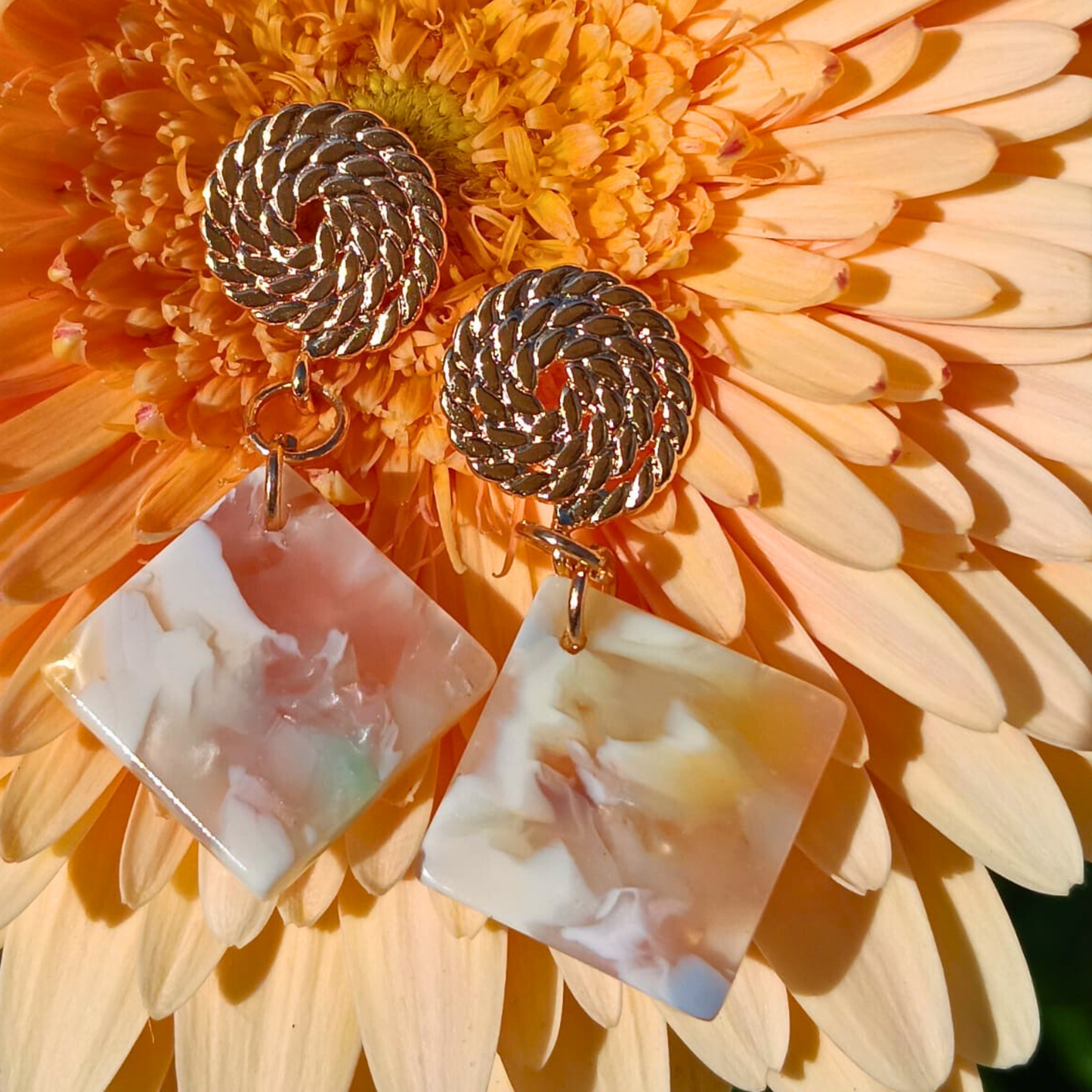 Chica GaÜcha -boucles d'oreilles AQUARELLE - carré d'acétate crème marbré & clou d'oreille tressé