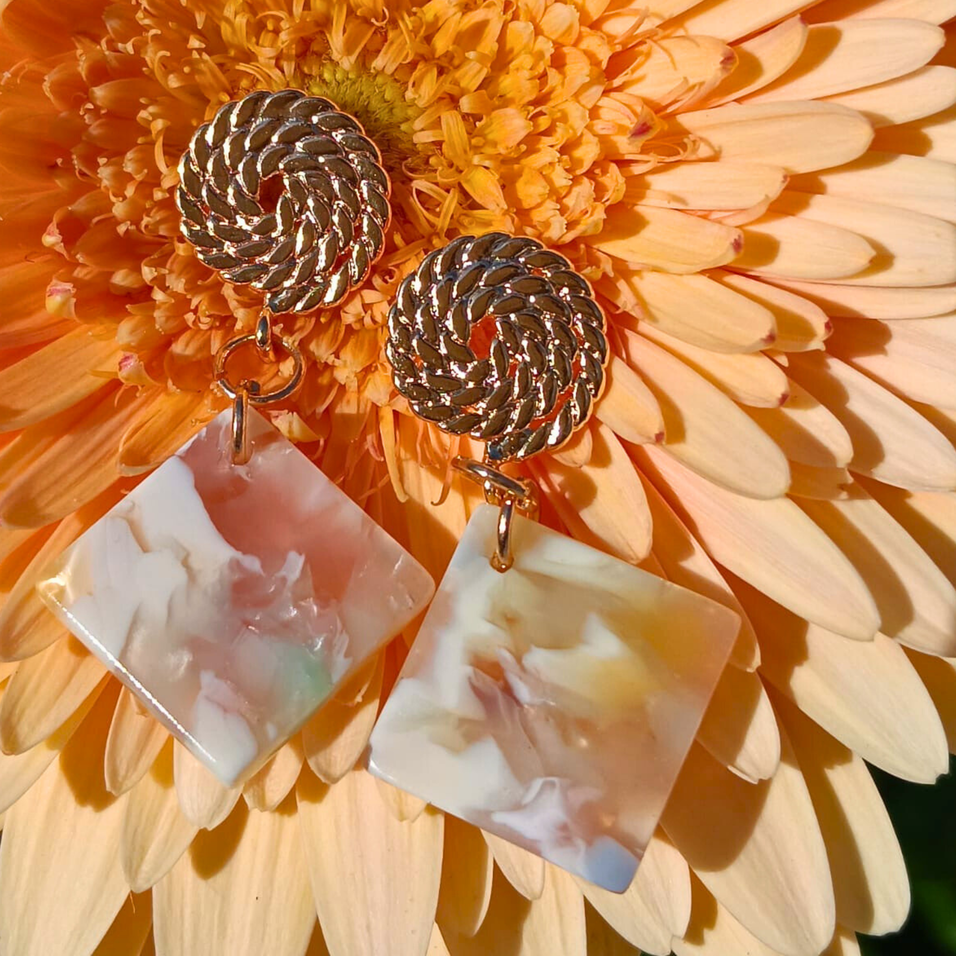 Chica GaÜcha -boucles d'oreilles AQUARELLE - carré d'acétate crème marbré & clou d'oreille tressé