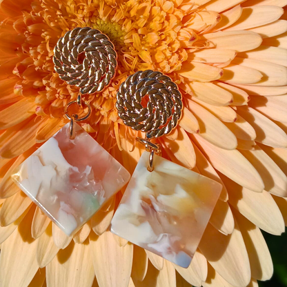 Chica GaÜcha -boucles d'oreilles AQUARELLE - carré d'acétate crème marbré & clou d'oreille tressé