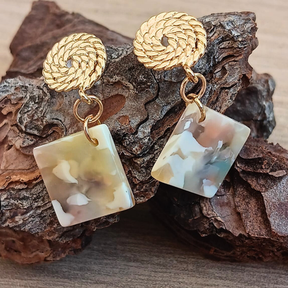 Chica GaÜcha -boucles d'oreilles AQUARELLE - carré d'acétate crème marbré & clou d'oreille tressé