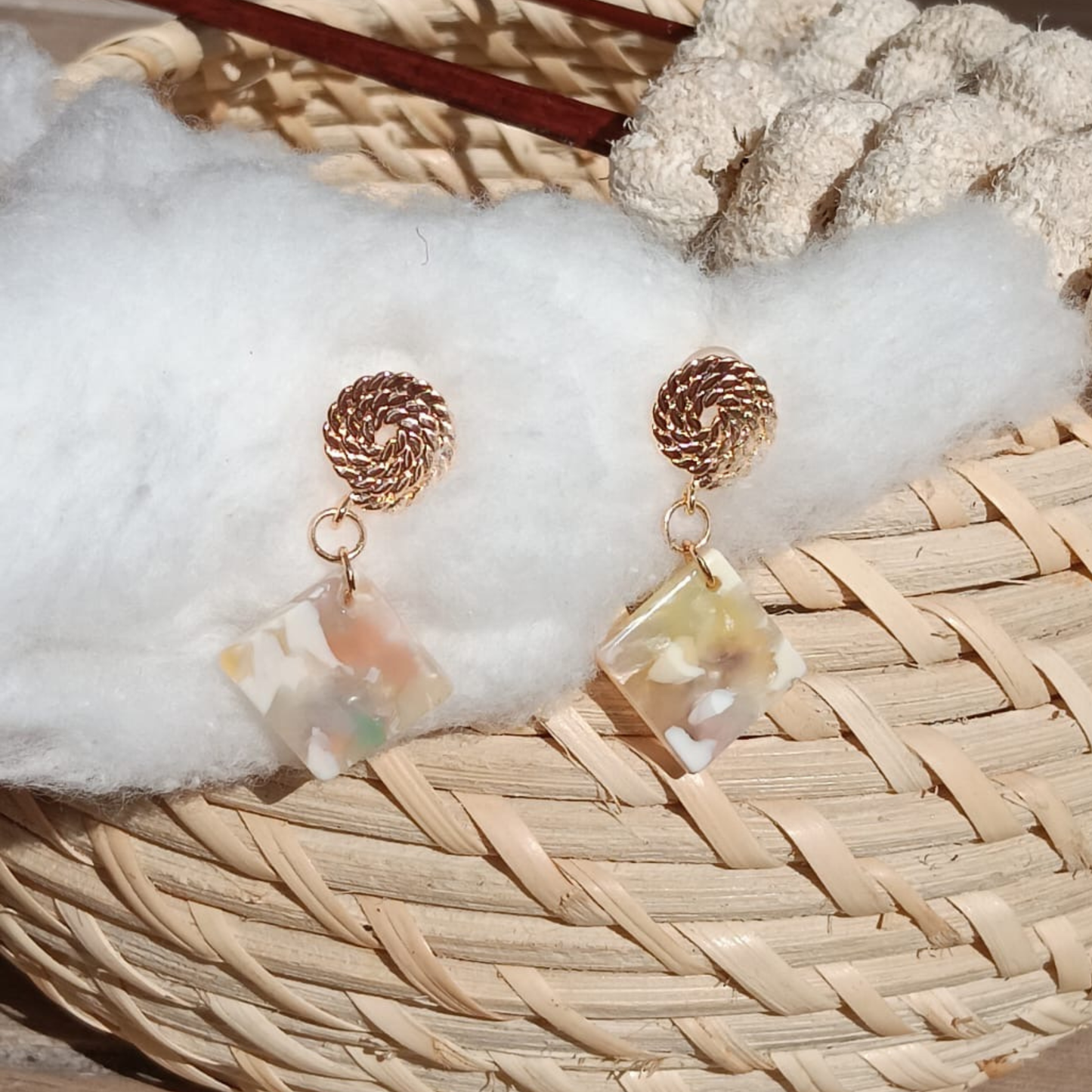 Chica GaÜcha -boucles d'oreilles AQUARELLE - carré d'acétate crème marbré & clou d'oreille tressé