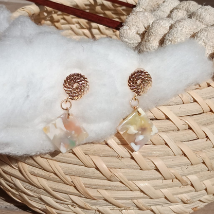 Chica GaÜcha -boucles d'oreilles AQUARELLE - carré d'acétate crème marbré & clou d'oreille tressé