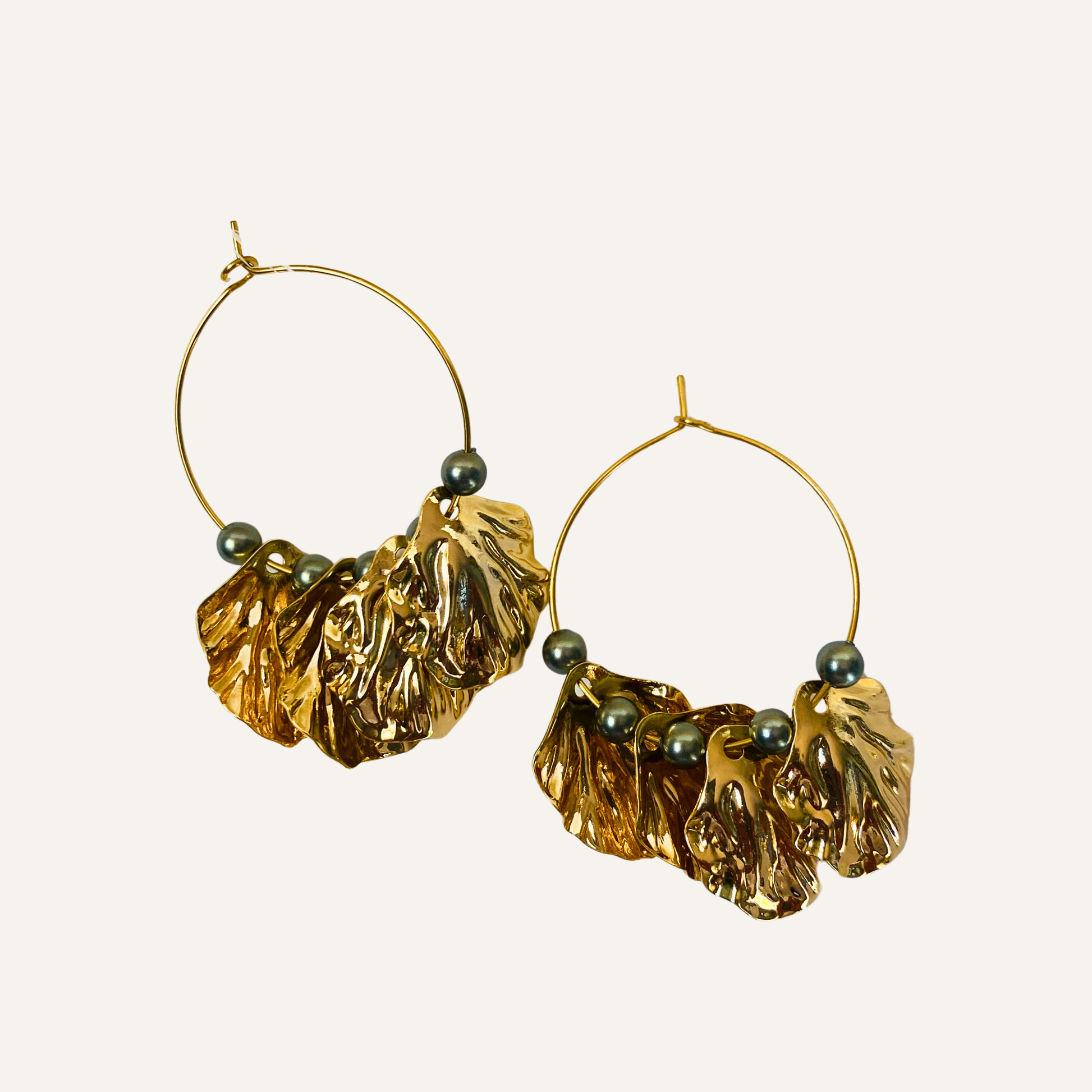 CHICA GAÜCHA - boucles d'oreilles DOREA - feuilles dorées & perles mates