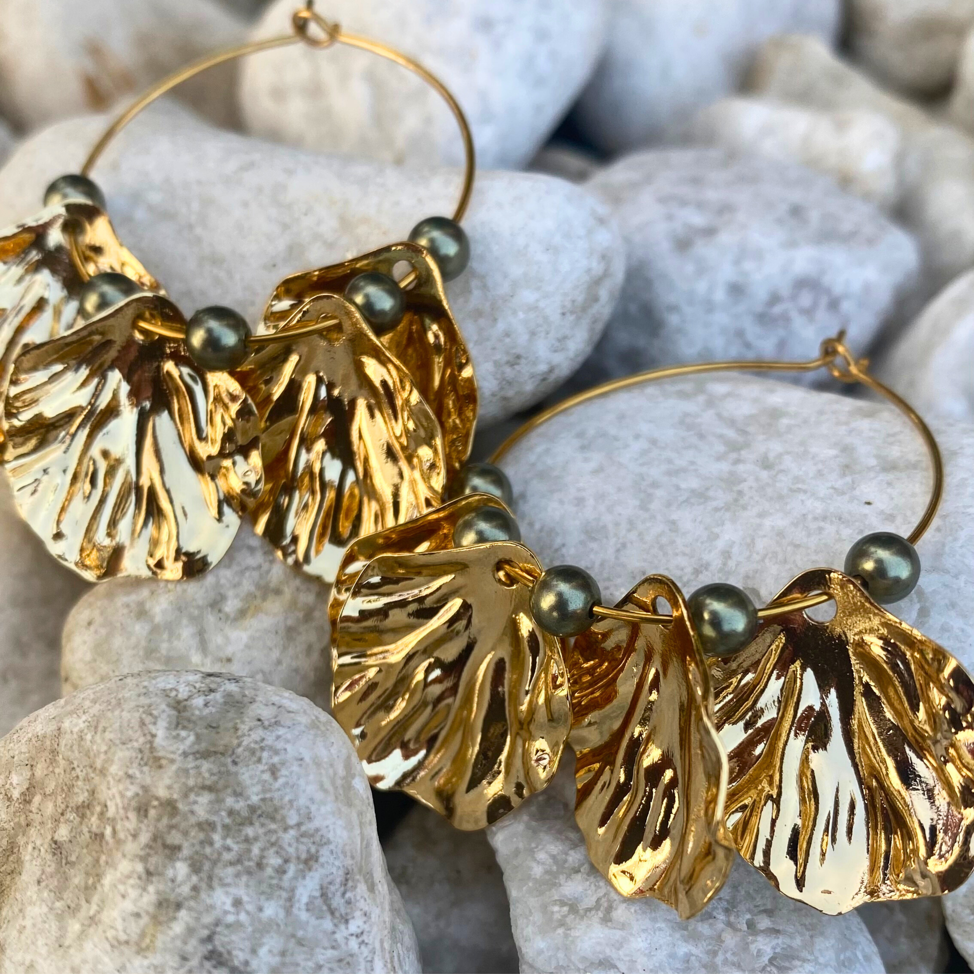 CHICA GAÜCHA - boucles d'oreilles DOREA - feuilles dorées & perles mates