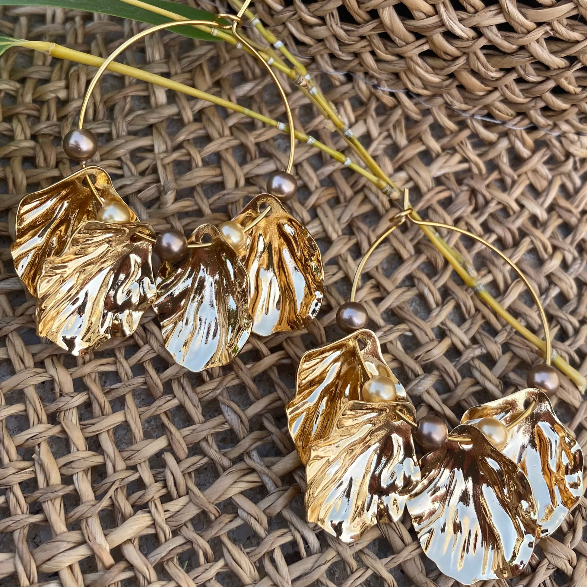 CHICA GAÜCHA - boucles d'oreilles DOREA - feuilles dorées & perles mates