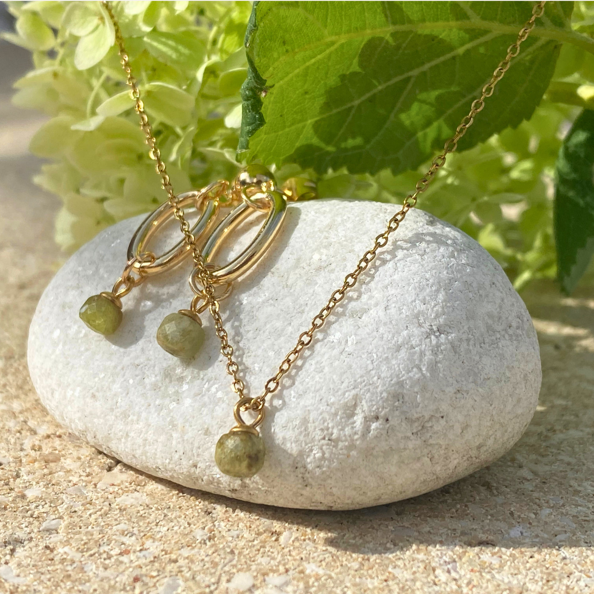 Chica Gaücha - Boucles d'oreilles ESSENTIA - pierre naturelle de prehnite et laiton doré à l'or fin