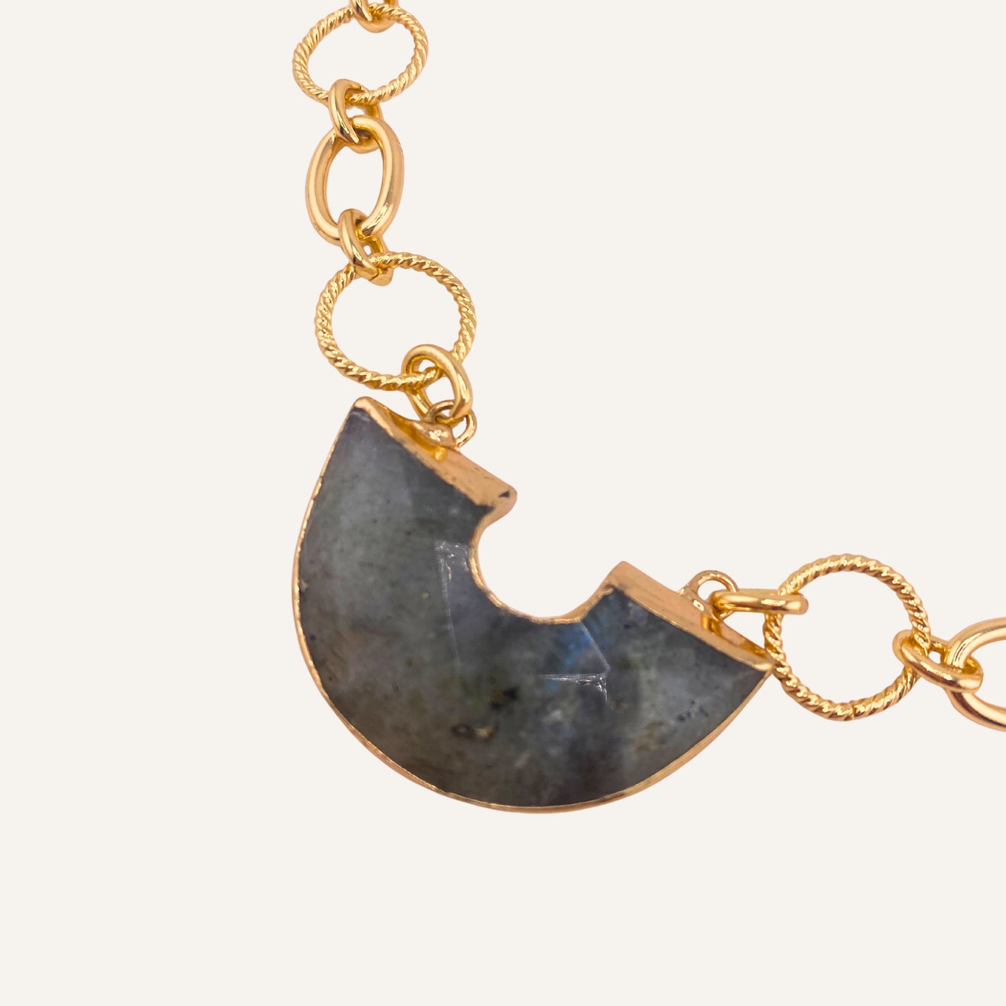 Chica Gaücha - Collier AURA en labradorite naturelle et chaine dorée à l'or fin 18k 