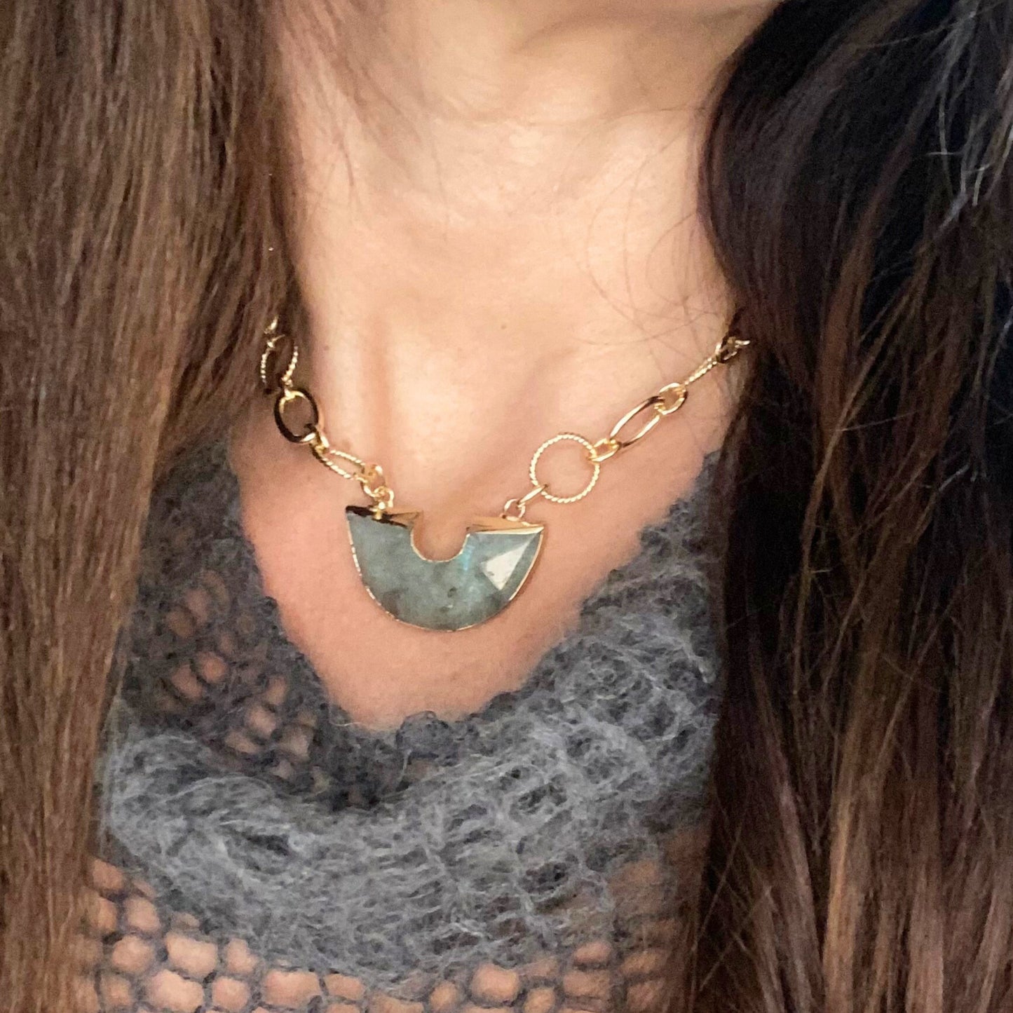 Chica Gaücha - Collier AURA en labradorite naturelle et chaine dorée à l'or fin 18k 