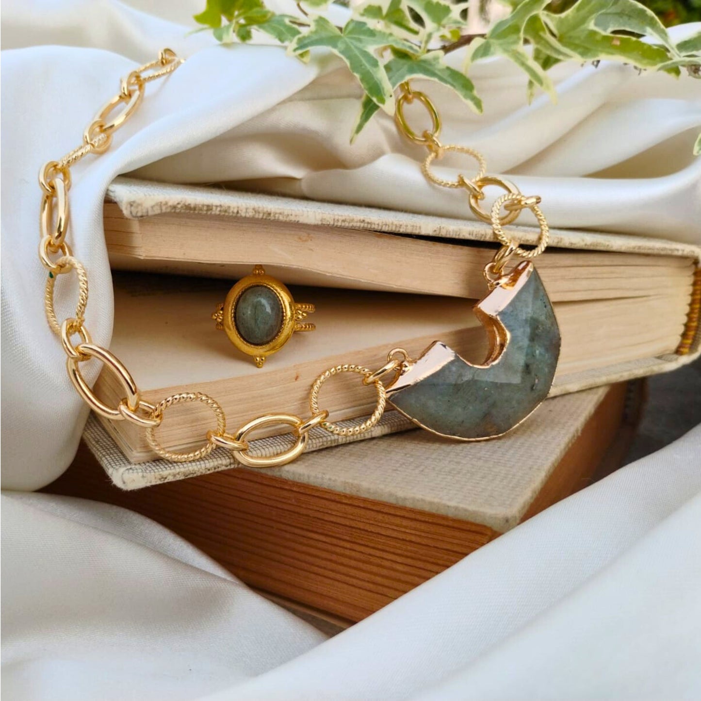 Chica Gaücha - Collier AURA en labradorite naturelle et chaine dorée à l'or fin 18k 