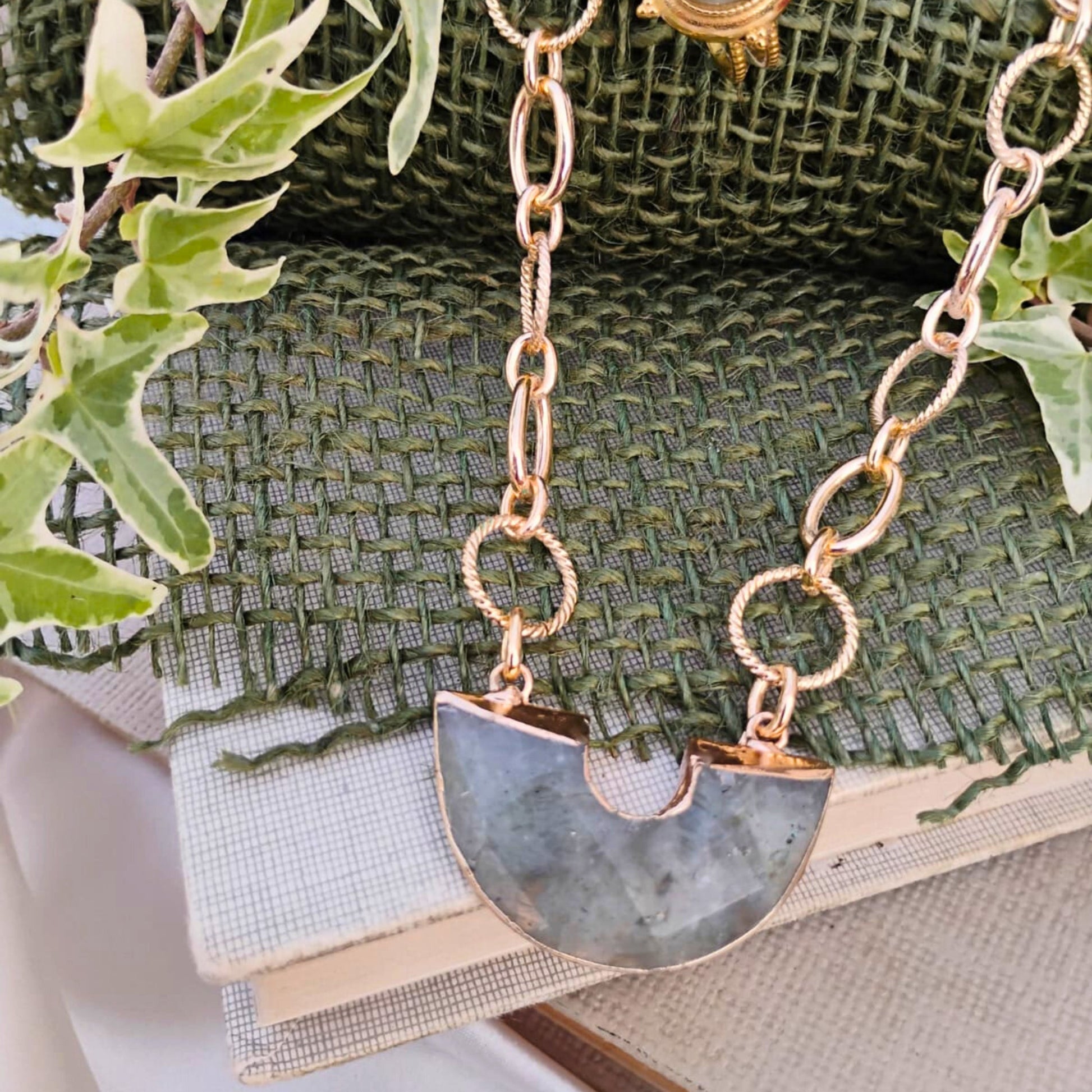 Chica Gaücha - Collier AURA en labradorite naturelle et chaine dorée à l'or fin 18k 