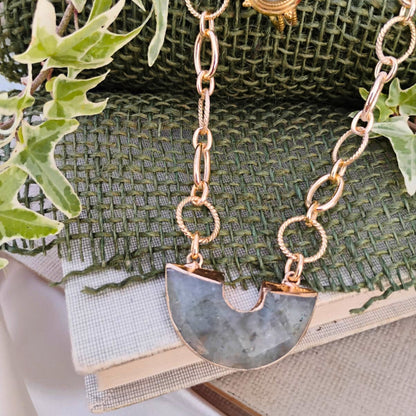 Chica Gaücha - Collier AURA en labradorite naturelle et chaine dorée à l'or fin 18k 