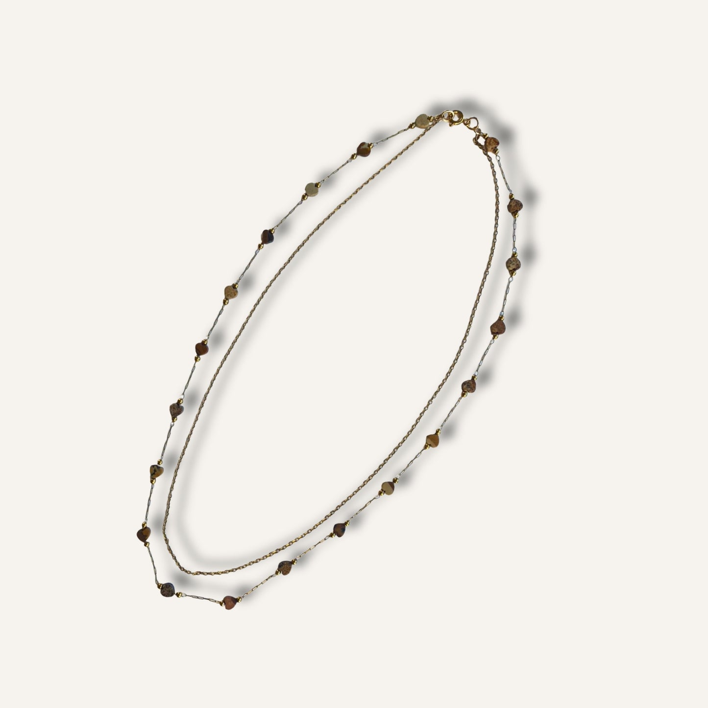 CHICA GAÜCHA - Collier double rang TIERRA - Pierres fines en mini cœurs de jaspe beige et acier inoxydable doré 