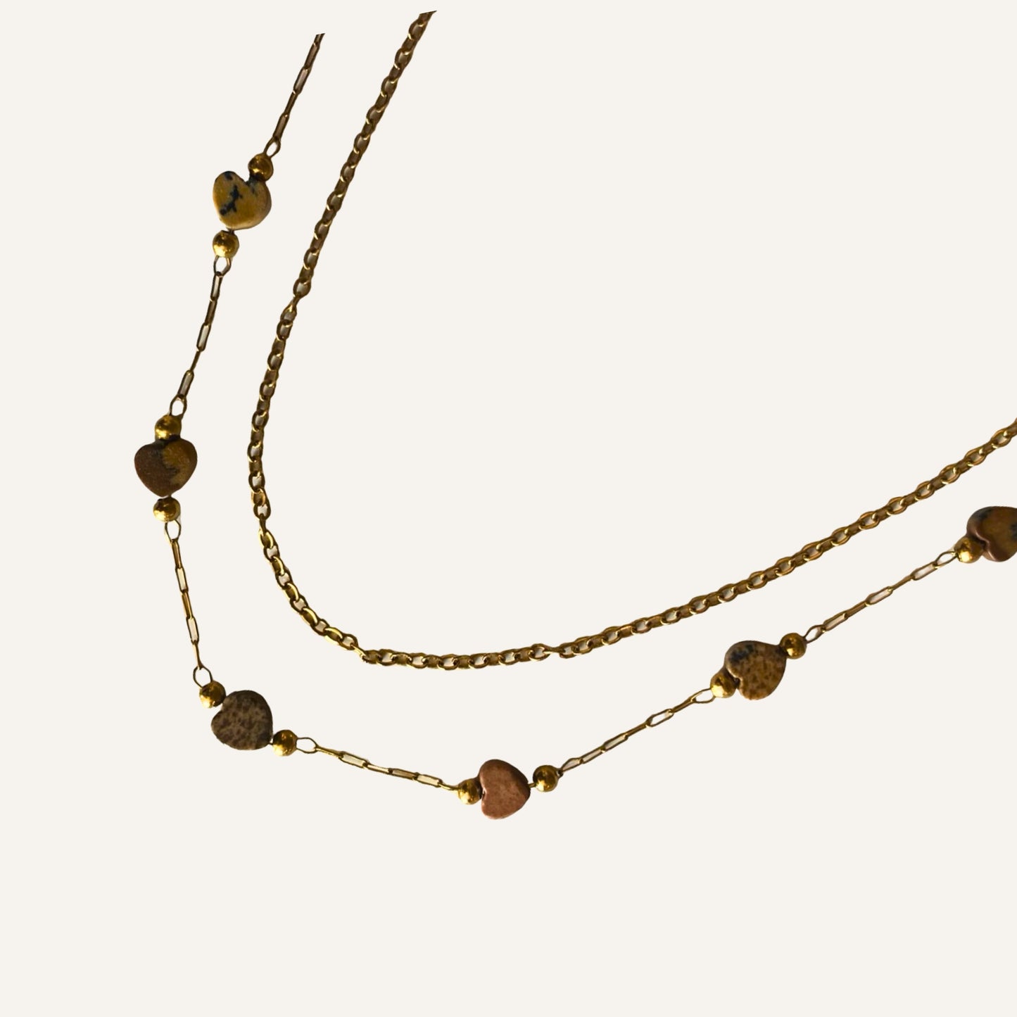 CHICA GAÜCHA - Collier double rang TIERRA - Pierres fines en mini cœurs de jaspe beige et acier inoxydable doré 