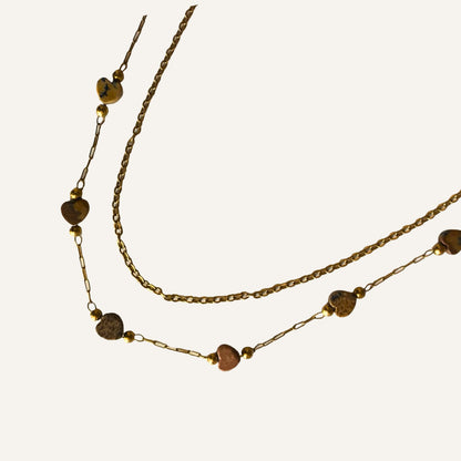 CHICA GAÜCHA - Collier double rang TIERRA - Pierres fines en mini cœurs de jaspe beige et acier inoxydable doré 