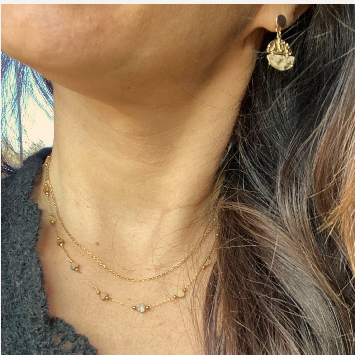 CHICA GAÜCHA - Collier double rang TIERRA - Pierres fines en mini cœurs de jaspe beige et acier inoxydable doré 