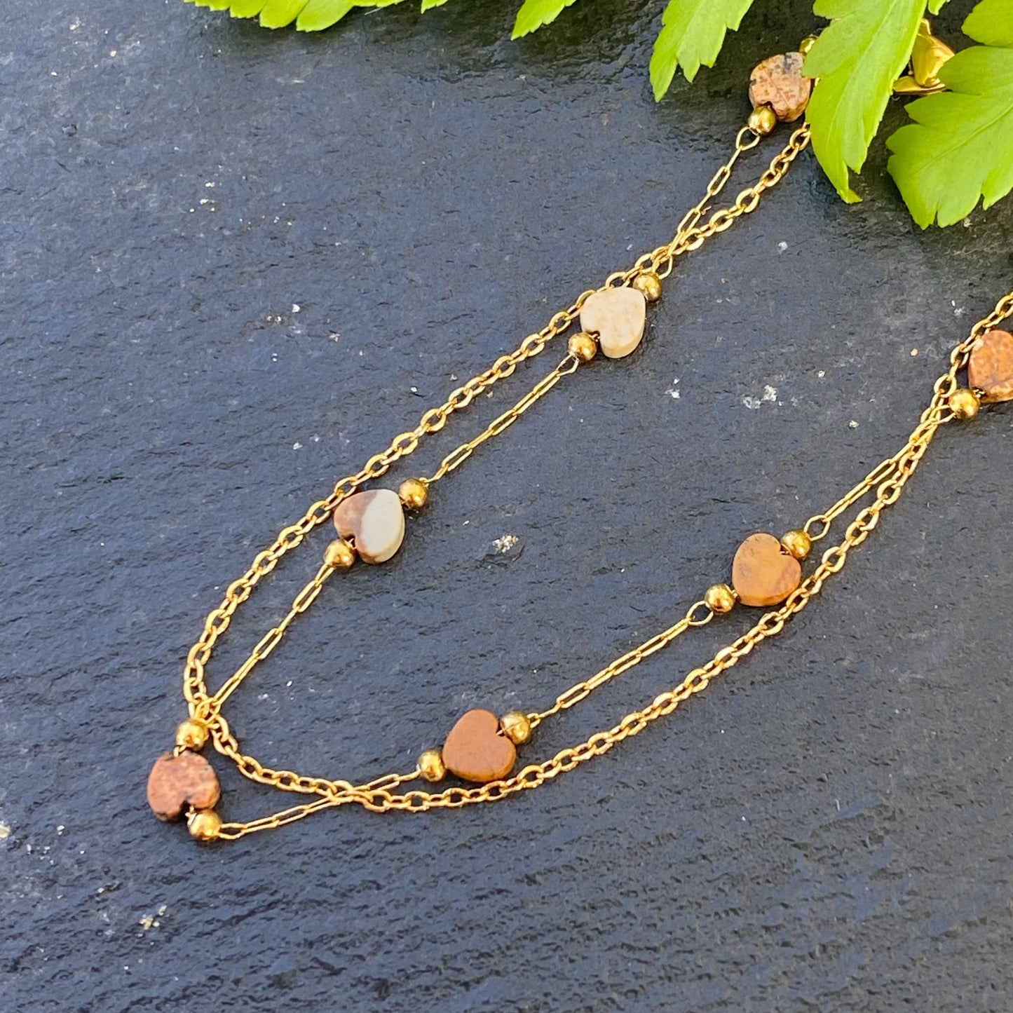 CHICA GAÜCHA - Collier double rang TIERRA - Pierres fines en mini cœurs de jaspe beige et acier inoxydable doré 