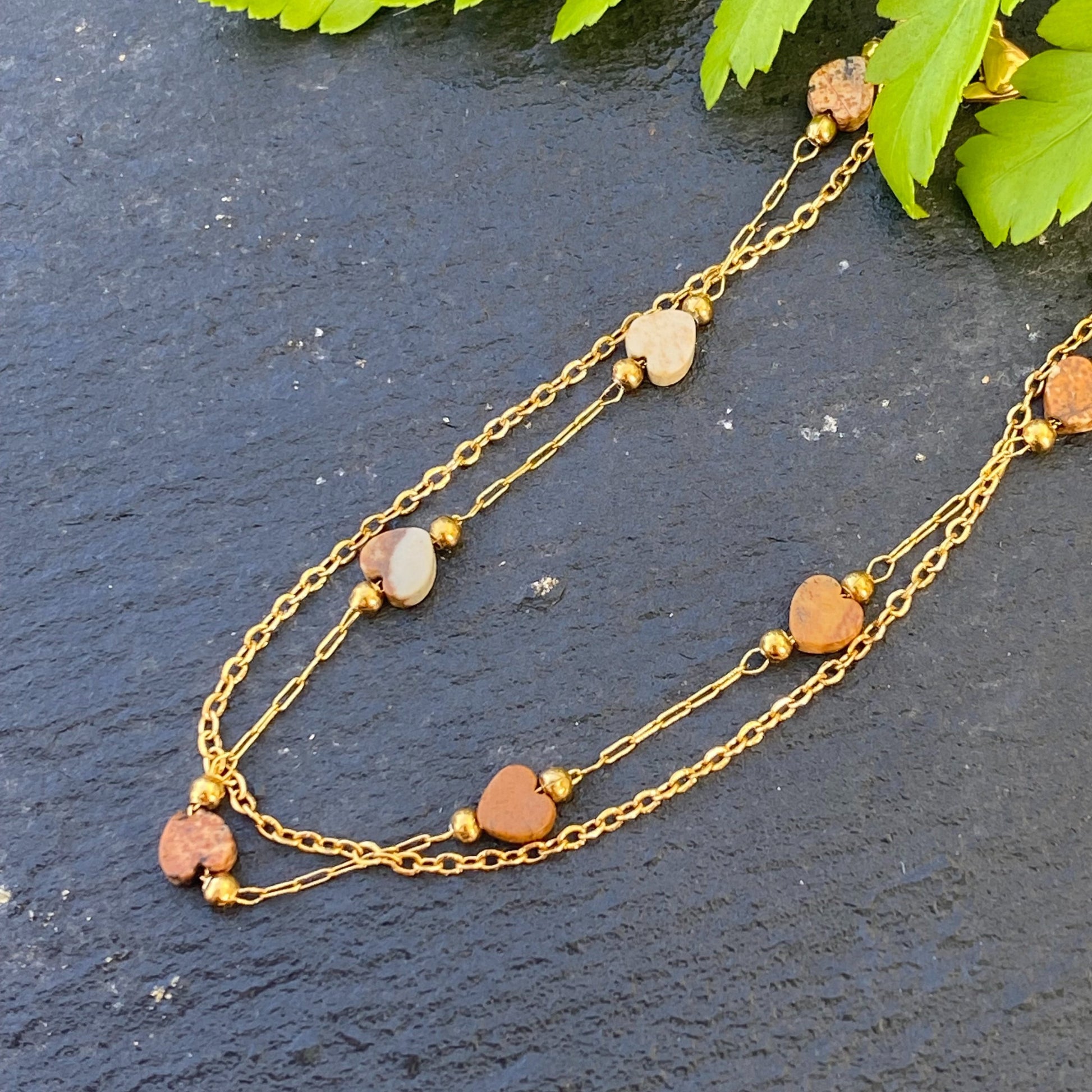 CHICA GAÜCHA - Collier double rang TIERRA - Pierres fines en mini cœurs de jaspe beige et acier inoxydable doré 