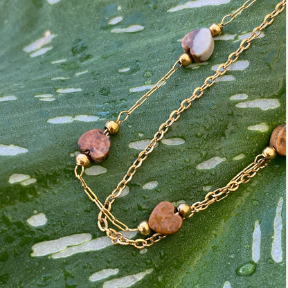 CHICA GAÜCHA - Collier double rang TIERRA - Pierres fines en mini cœurs de jaspe beige et acier inoxydable doré 