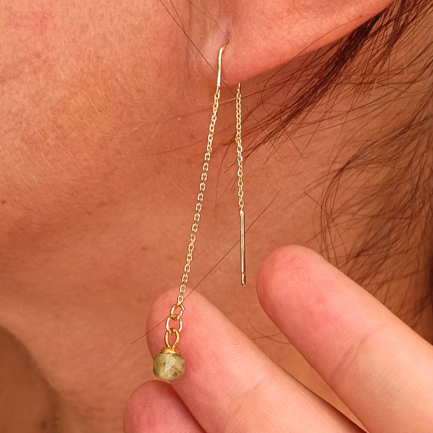 Boucles d'oreilles IRIS minimaliste - fine chaine dorée & pierre naturelle