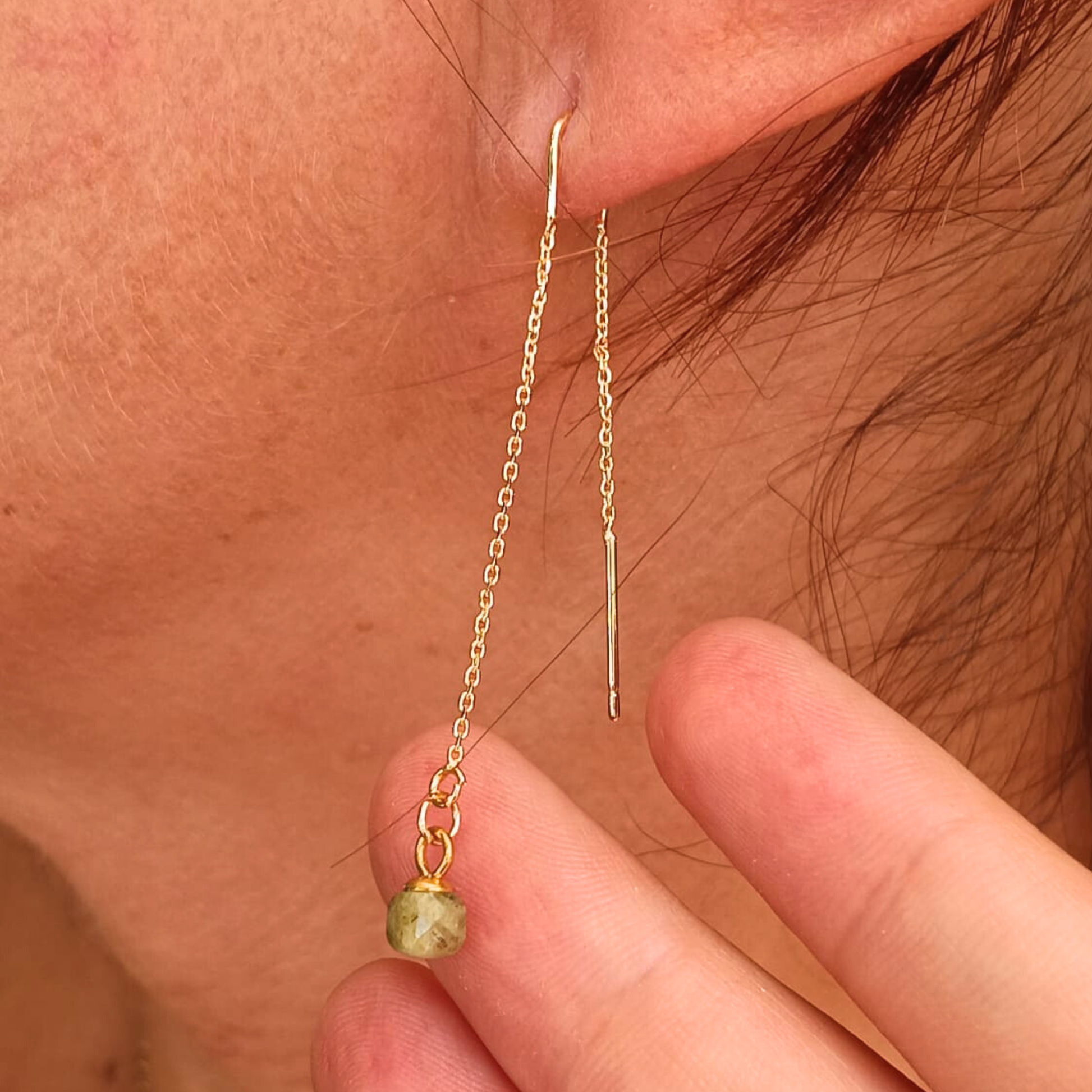 Boucles d'oreilles IRIS minimaliste - fine chaine dorée & pierre naturelle
