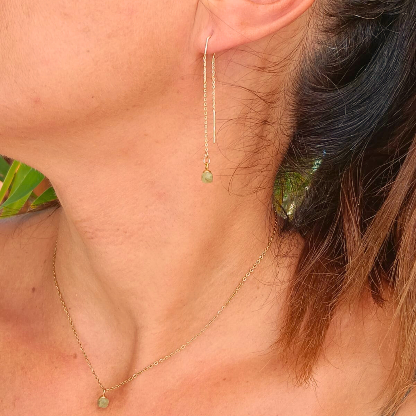 Boucles d'oreilles IRIS minimaliste - fine chaine dorée & pierre naturelle