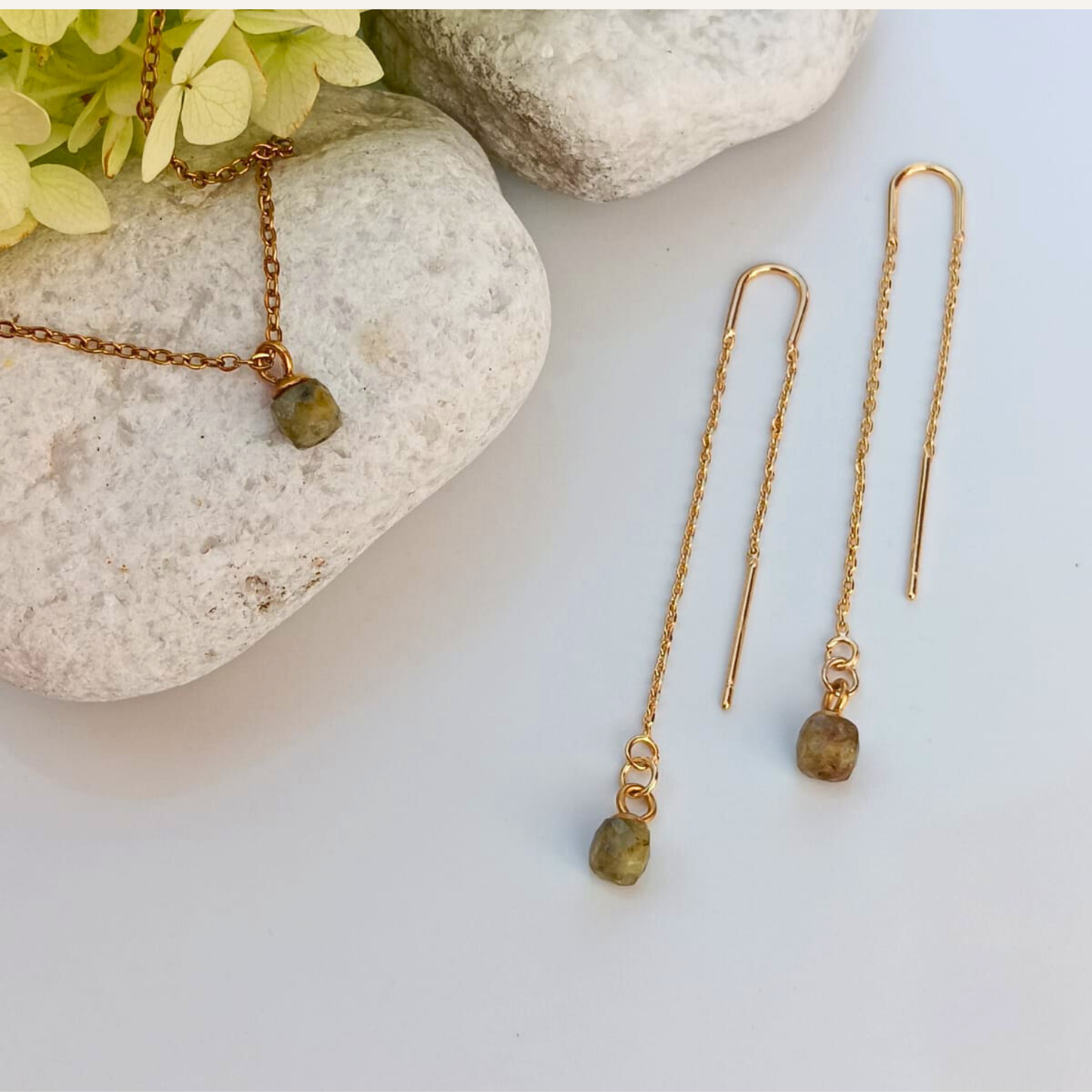 Boucles d'oreilles IRIS minimaliste - fine chaine dorée & pierre naturelle