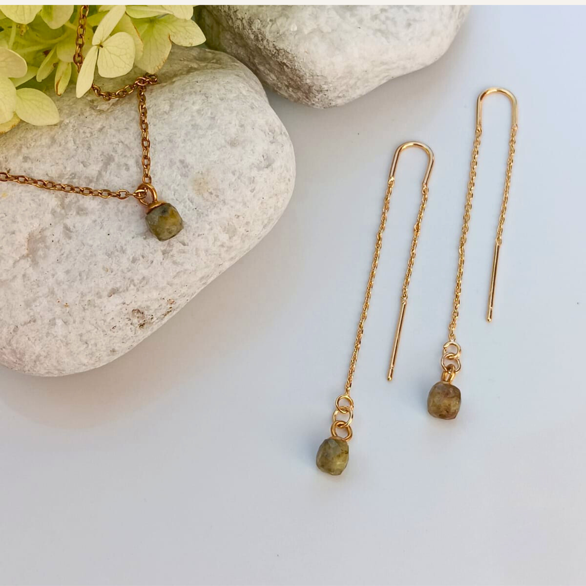 Boucles d'oreilles IRIS minimaliste - fine chaine dorée & pierre naturelle
