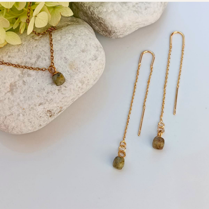 Boucles d'oreilles IRIS minimaliste - fine chaine dorée & pierre naturelle
