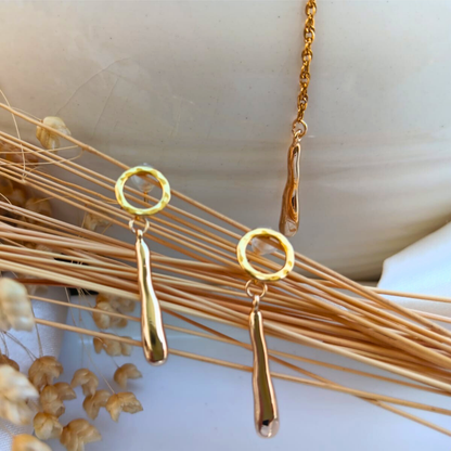 CHICA GAUCHA - Boucles d'oreilles LAGRIMA- pendentif goutte dorée et clou d'oreille martelé