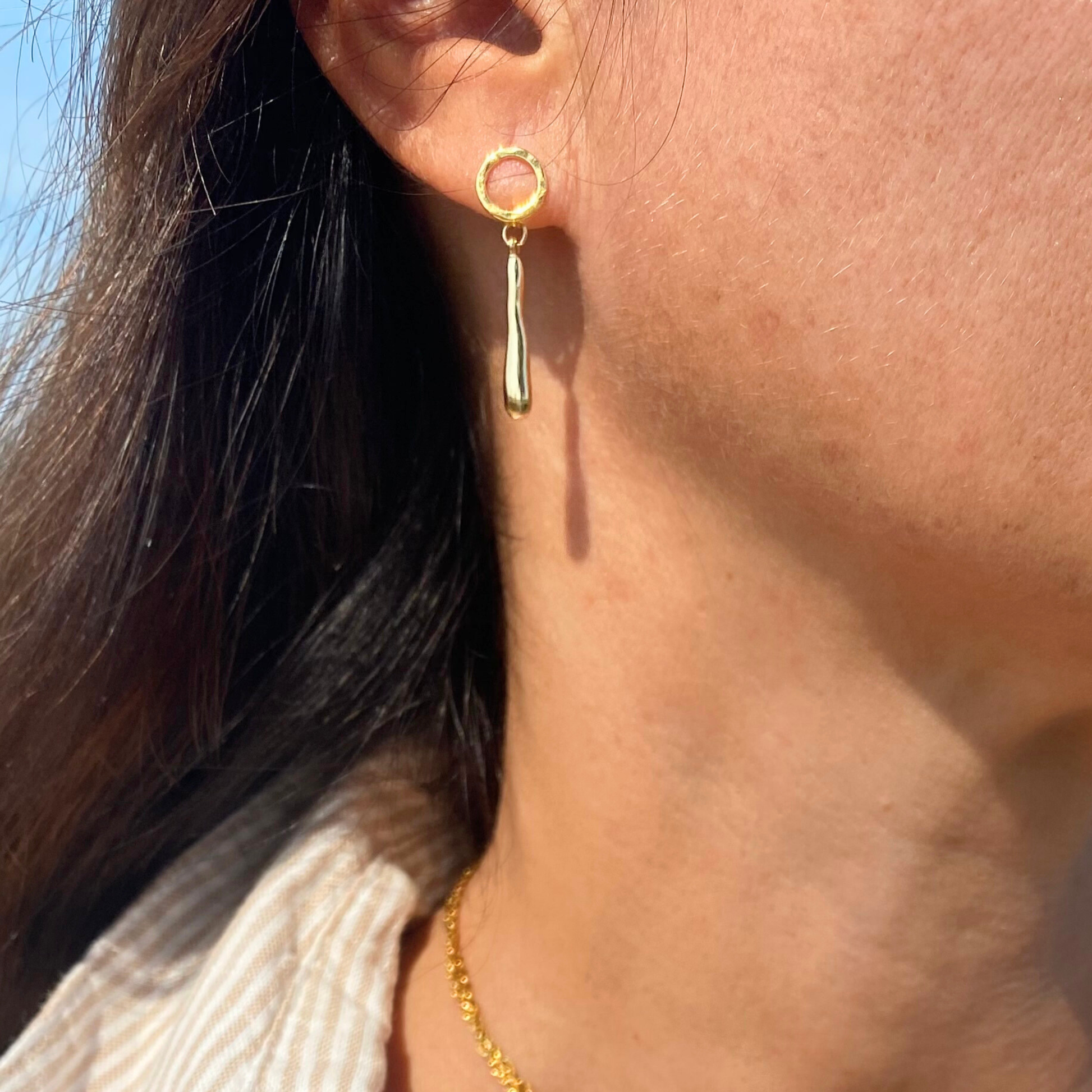 CHICA GAUCHA - Boucles d'oreilles LAGRIMA- pendentif goutte dorée et clou d'oreille martelé