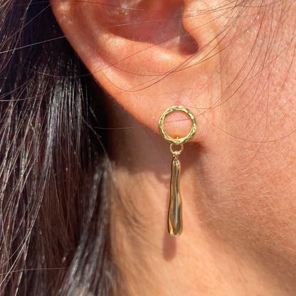 CHICA GAUCHA - Boucles d'oreilles LAGRIMA- pendentif goutte dorée et clou d'oreille martelé
