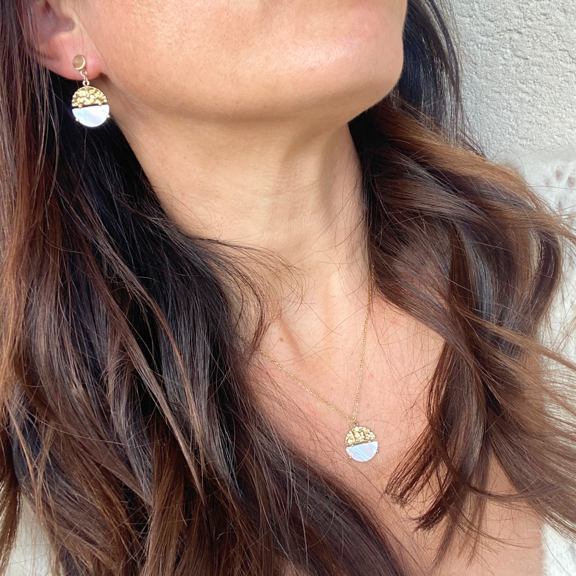 CHICA GAÜCHA - Boucles d'oreilles NOA - Pendentif rond bi-matière en métal texturé & pierre naturelle