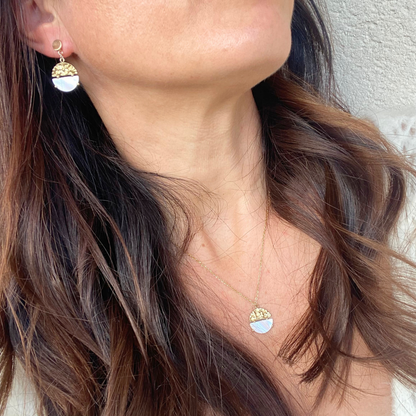 CHICA GAÜCHA - Boucles d'oreilles NOA - Pendentif rond bi-matière en métal texturé & pierre naturelle