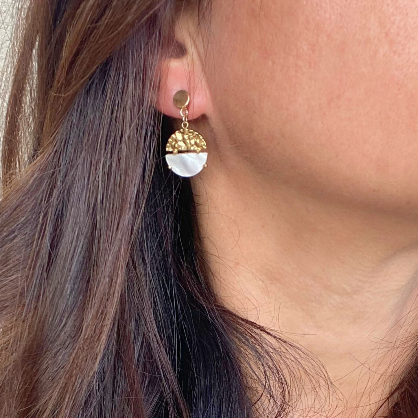 CHICA GAÜCHA - Boucles d'oreilles NOA - Pendentif rond bi-matière en métal texturé & pierre naturelle