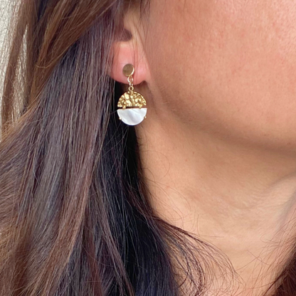 CHICA GAÜCHA - Boucles d'oreilles NOA - Pendentif rond bi-matière en métal texturé & pierre naturelle