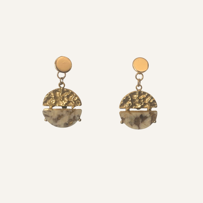 CHICA GAÜCHA - Boucles d'oreilles NOA - Pendentif rond bi-matière en métal texturé & pierre naturelle de jaspe beige