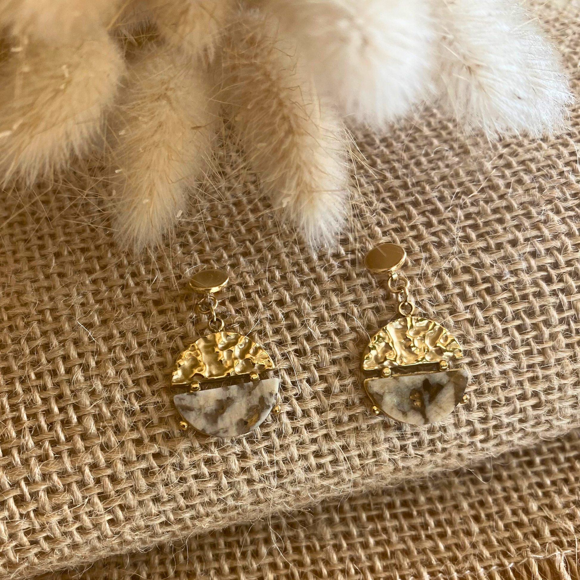 CHICA GAÜCHA - Boucles d'oreilles NOA - Pendentif rond bi-matière en métal texturé & pierre naturelle de jaspe beige