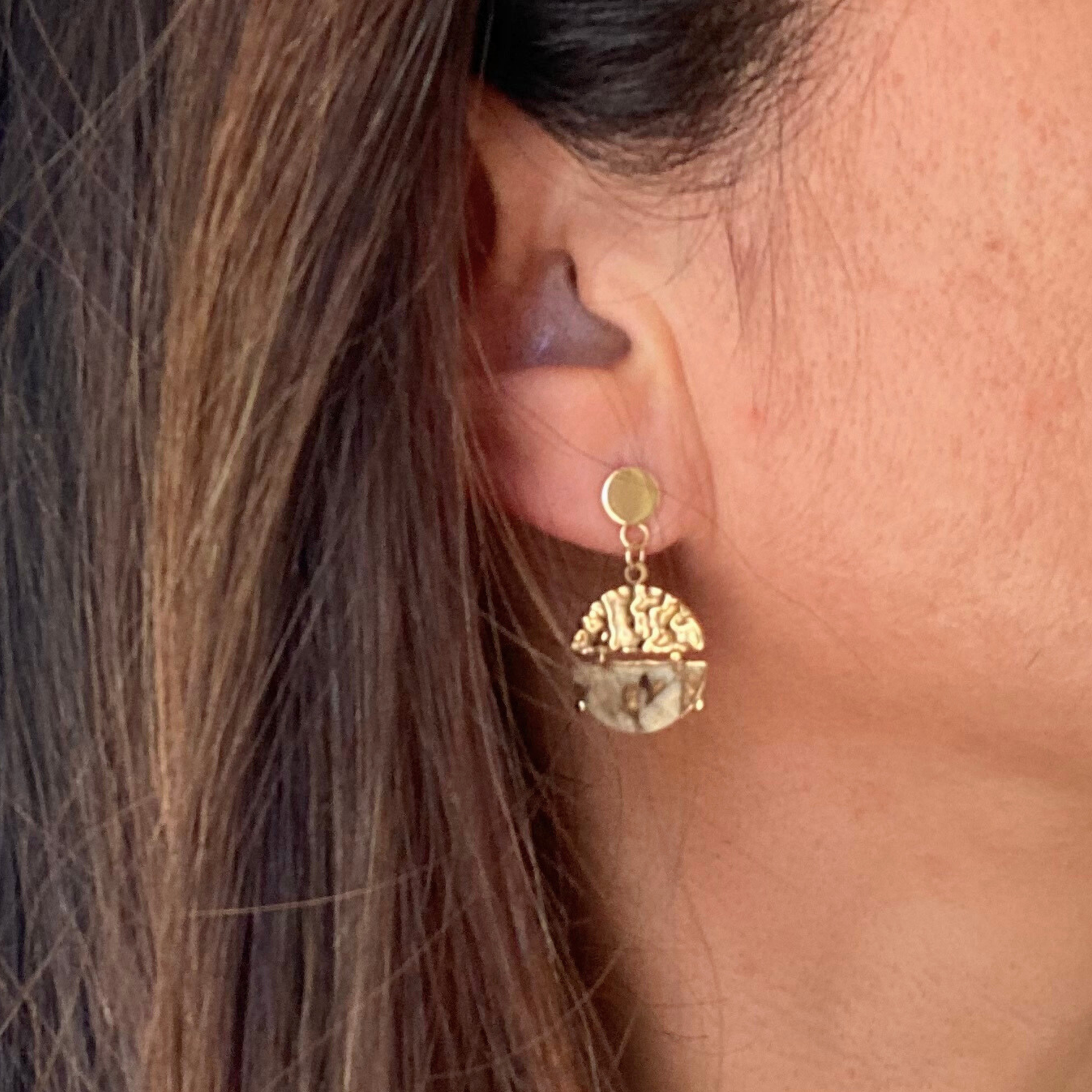 CHICA GAÜCHA - Boucles d'oreilles NOA - Pendentif rond bi-matière en métal texturé & pierre naturelle de jaspe beige